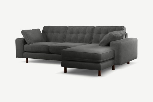 Atkinson Ecksofa (Recamiere rechts), recycelter Samt in Dunkelgrau und dunkles Holz - MADE.com